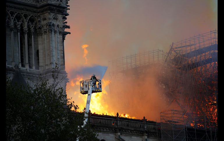 Un bombero en las labores de combate al fuego. AP/F. Mori