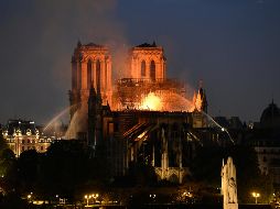En el operativo para combatir el incendio participan 400 bomberos y hay 18 cañones de agua. AFP/B. Guay