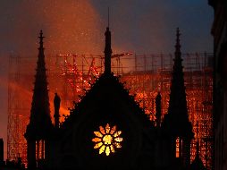 En las labores para combatir el incendio participan 400 bomberos. AP/T. Camus