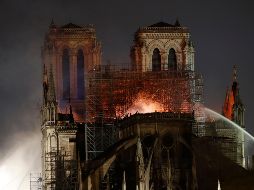 Bomberos acudieron a la zona de la para combatir el incendio. AP / C. Ena