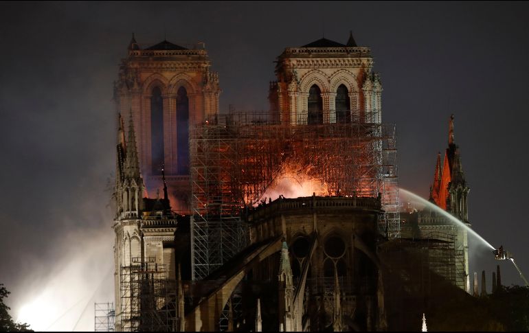 Bomberos acudieron a la zona de la para combatir el incendio. AP / C. Ena