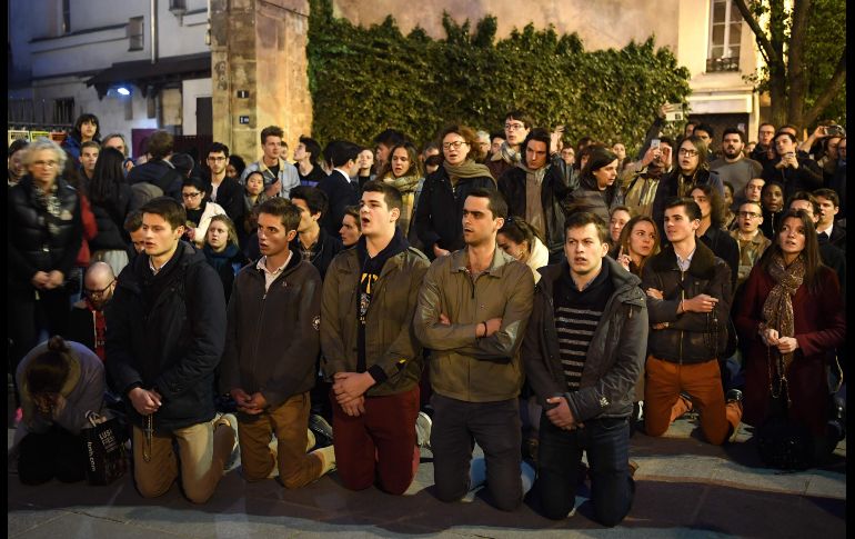 Personas en París oran mientras observan el incendio. AFP/E. Feferberg