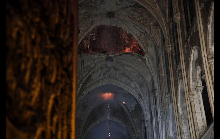 Vista interior de la catedral de Notre Dame tras el incendio de este lunes. EFE / Y. Valat