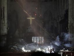 Vista interior de la catedral de Notre Dame tras el incendio de este lunes. EFE / Y. Valat