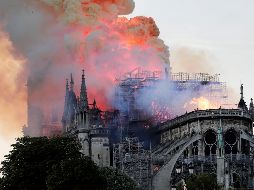 La Catedral de Notre Dame, icono de París y exponente máximo del arte gótico, sufrió ayer un devastador incendio que acabó con parte de su estructura. EFE/I. Langsdon