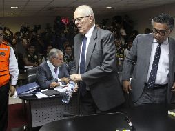 Pedro Pablo Kuczynski (c), acompañado de su abogado, César Nakazaki durante la audiencia de ayer. EFE/F. Medina