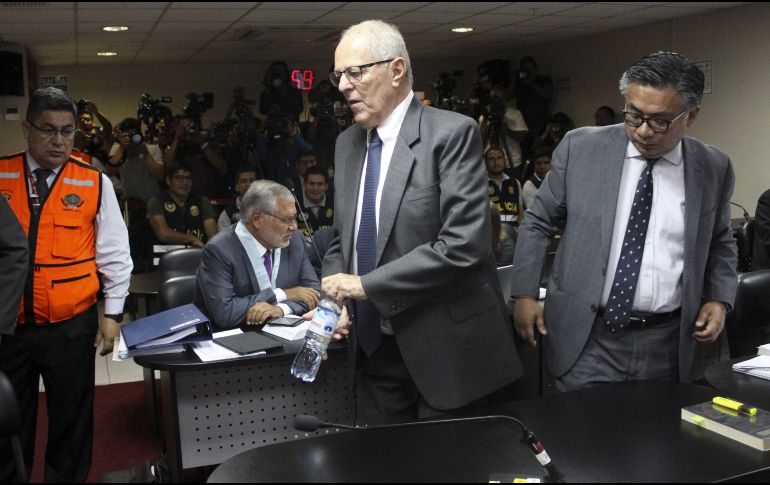 Pedro Pablo Kuczynski (c), acompañado de su abogado, César Nakazaki durante la audiencia de ayer. EFE/F. Medina