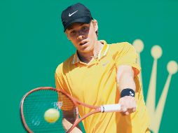 Denis Shapovalov regresa una bola a Jan-Lennard Struff. AFP