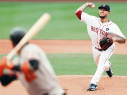 Aunque sólo permitió dos imparables y una rayita en tres episodios, Héctor Velázquez no contó con el apoyo de los bateadores de los Medias Rojas. AFP / M. Meyer