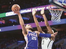 Ben Simmons (#25) consiguió triple-doble con 18 puntos, 10 rebotes y 12 asistencias. AP