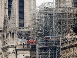 Bomberos inspeccionan el estado de la catedral tras el incendio. AP/C. Ena