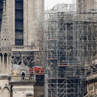 Bomberos anuncian la extinción total del fuego en Notre Dame