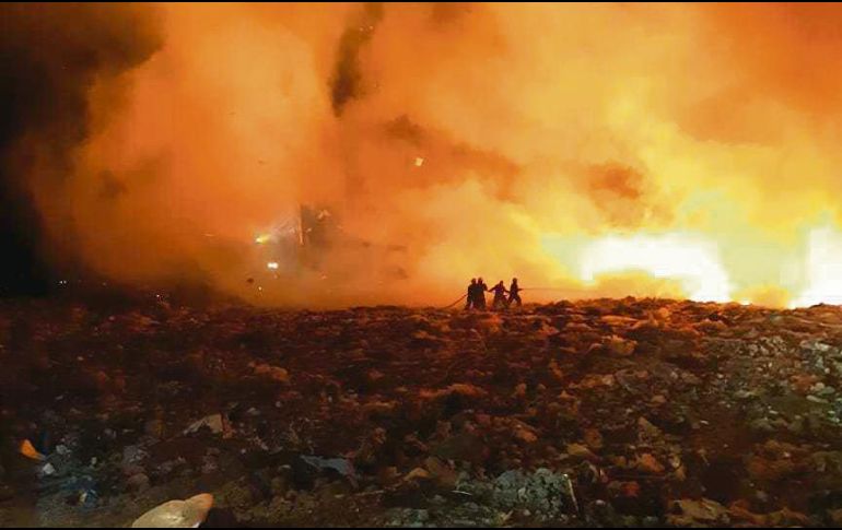 Protección Civil y Bomberos de Tonalá requiere de un día más para extinguir el fuego. ESPECIAL