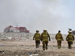 En el lugar trabajan bomberos de Protección Civil de Jalisco, Guadalajara, Tonalá y Tlaquepaque, y se espera que durante el día arriben más oficiales para reforzar las labores. ESPECIAL / Protección Civil Jalisco