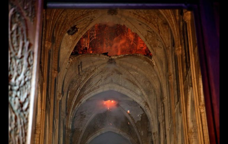 Vista de llamas en el interior en la noche del 15 de abril. Las autoridades consideran que el fuego se debió a un accidente, posiblemente como resultado de las labores de restauración que se llevaban a cabo en el lugar, una joya arquitectónica de relevancia mundial.