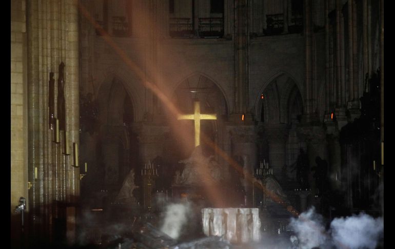 En la madrugada el humo todavía era visible en el altar del interior.