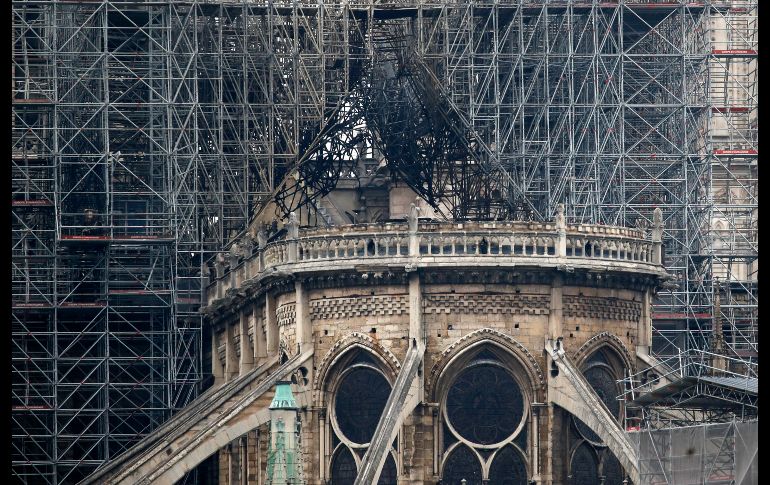 Andamios que se colocaron para obras de restauración se ven junto a una parte dañada.