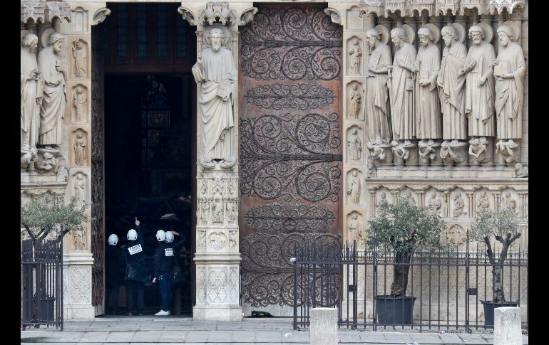 Policías inspeccionan daños.