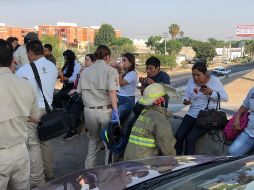 Elementos de seguridad bridaron atención médica de los pasajeros para consignar el estado de salud de los mismos. ESPECIAL/ Protección Cvil Jalisco