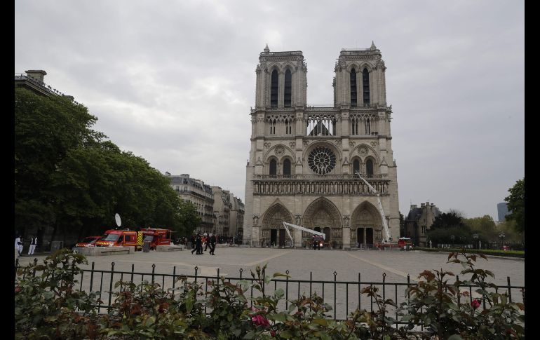 Los emblemáticos campanarios del templo parecían intactos y, según las autoridades, también sobrevivió casi intacto el órgano de ocho mil tubos, junto con otras reliquias.