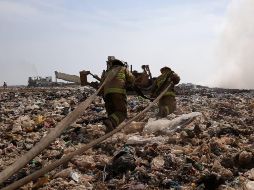 Para el combate del siniestro los bomberos solamente utilizan agua que arrojan con motobombas y remueven los escombros en el vertedero con maquinaria. ESPECIAL/ Protección Civil Jalisco