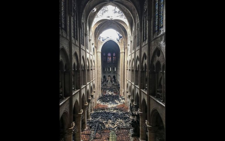 La primera alarma sonó a las 6:20 p.m. del lunes, pero que no se detectó fuego alguno. La segunda alarma fue a las 6:43 p.m. y que a partir de ahí se descubrieron las llamas en el techo de la catedral.