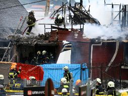 Tras el accidente, una de las viviendas se incendió y quedó totalmente calcinada. AFP/J. Duque