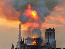 El incendio, cuyo origen se desconoce, arrasó con el techo de la catedral y provocó la destrucción de la aguja. AP / T. Mallet