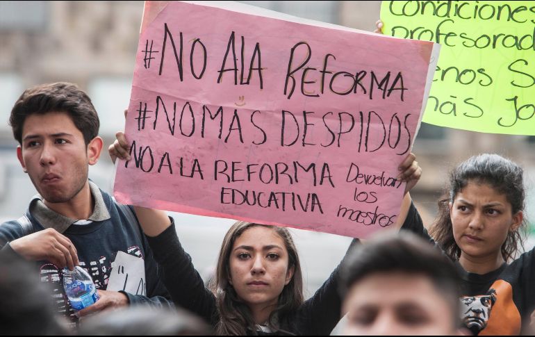 El Presidente López Obrador firmó el memorándum para dejar sin efecto las medidas de la reforma educativa vigente este martes. EL INFORMADOR / ARCHIVO