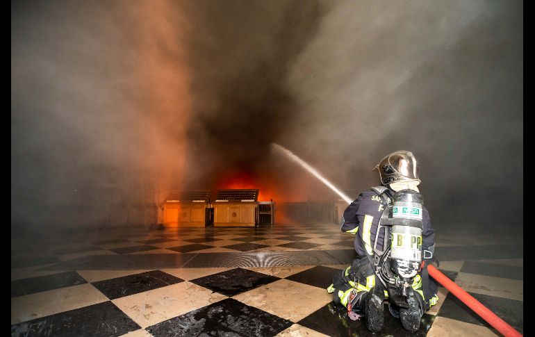 Un elemento arroja agua desde el interior del inmueble en la capital francesa.