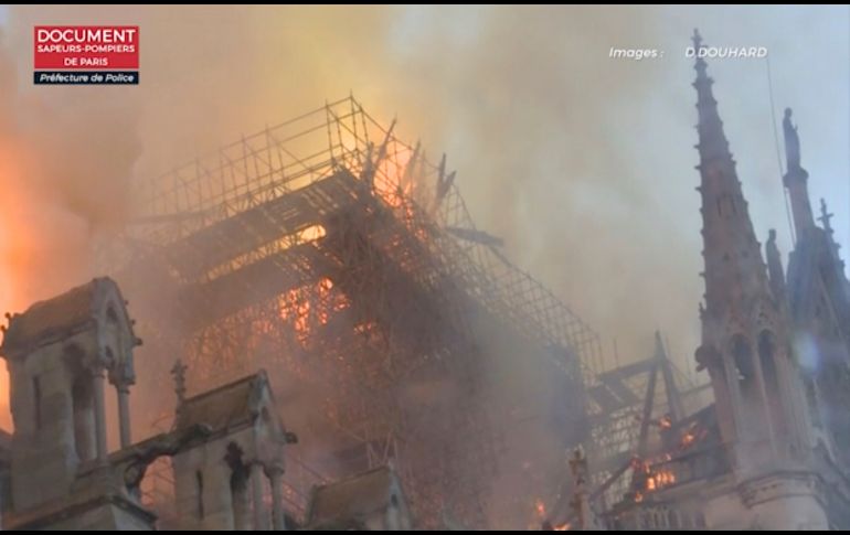 El fuego, cuyo origen se desconoce, comenzó en la parte superior y se propagó con suma rapidez a una parte del tejado.
