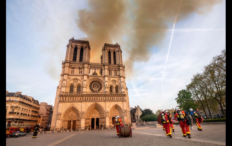 Las autoridades impidieron el acceso a las cercanías de la catedral para las labores de combate al fuego.