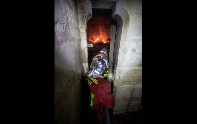 Unos 400 bomberos con 18 mangueras trabajaron sin descanso para sofocar las llamas.