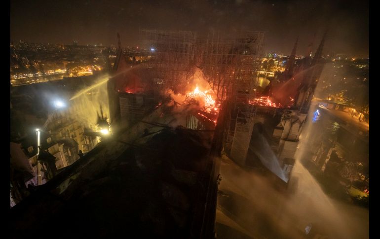 Las llamas devoraron la armadura de madera de más de 100 metros de largo conocido como 