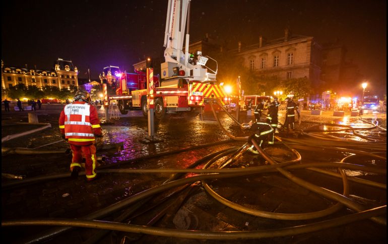 Tras unas 15 horas de labores, los bomberos anunciaron la madrugada del martes que el incendio estaba completamente controlado.