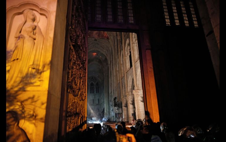Humo se eleva frente al altar en la catedral.