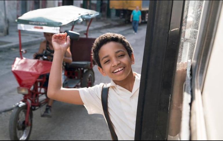 El película trata sobre Carlos Acosta, el primer artista negro que interpretó el papel de Romeo en una producción del Royal Ballet de Londres, quien empezó a bailar desde  los 17 años. TWITTER / @EmbassyCubaAUS