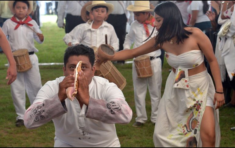 Aún con los 30 grados centígrados que se sienten en Tabasco, unas 2.000 personas recordaron la primera misa y evangelización que se hizo en el actual México. EFE /J. Avalos