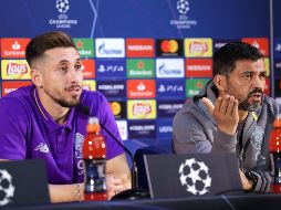 El entrenador del Oporto, Sergio Conceiçao (d), y el centrocampista mexicano Héctor Herrera (i) asisten a una rueda de prensa en el Estadio do Dragão este martes en Oporto. SUN/E. Silva