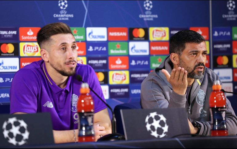 El entrenador del Oporto, Sergio Conceiçao (d), y el centrocampista mexicano Héctor Herrera (i) asisten a una rueda de prensa en el Estadio do Dragão este martes en Oporto. SUN/E. Silva