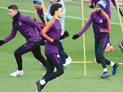 Leroy Sané (centro), sin problemas para jugar; falta que el entrenador Pep Guardiola lo ponga. AFP