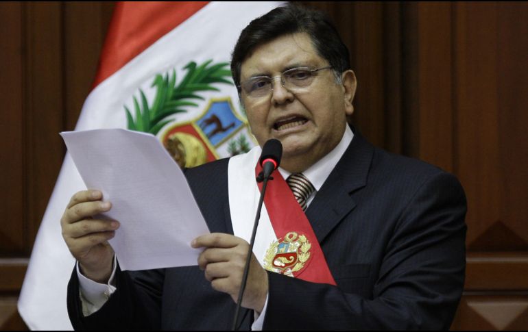 En medio de una gran confusión, el ex mandatario fue ingresado en el hospital Casimiro Ulloa de Lima, a donde fue trasladado por la policía. AP / ARCHIVO