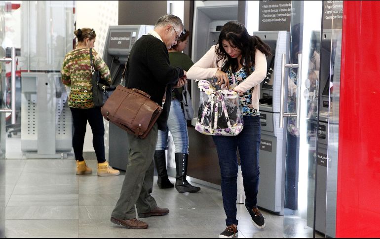 Además, a través de las aplicaciones de los bancos se pueden realizar transferencias bancarias y pagos de tarjetas de crédito. EL INFORMADOR/ ARCHIVO