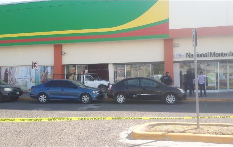 Al entrevistarse con los empleados indicaron que se había impactado la camioneta y que poco después un par de sujetos llegó posteriormente a bordo de una motocicleta, quienes después escaparon del lugar.  ESPECIAL/
