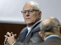 La alteración cardíaca de Kuczynski, de 80 años, habría sido provocada por la emotividad que le causó la visita de su hermano Miguel en la Prefectura de Lima. AP/L. Gonzales