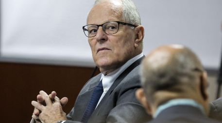 La alteración cardíaca de Kuczynski, de 80 años, habría sido provocada por la emotividad que le causó la visita de su hermano Miguel en la Prefectura de Lima. AP/L. Gonzales