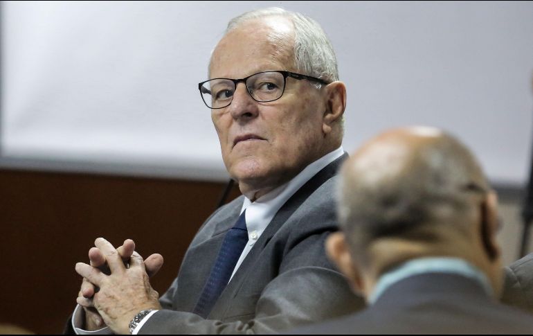 La alteración cardíaca de Kuczynski, de 80 años, habría sido provocada por la emotividad que le causó la visita de su hermano Miguel en la Prefectura de Lima. AP/L. Gonzales