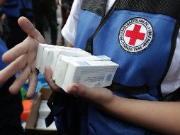 Miembros de la Cruz Roja reparten pastillas potabilizadoras del primer cargamento de ayuda humanitaria de ese movimiento que llegó este martes a Caracas. EFE/R. Peña
