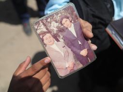 Un simpatizante de Alan García muestra una foto donde aparece el ex presidente con el fundador del partido aprista, Víctor Raúl Haya de la Torre. EFE/E. Arias