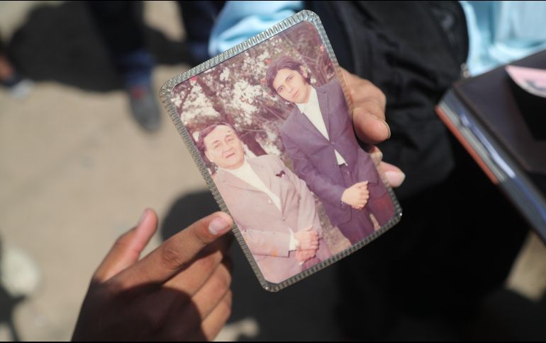 Un simpatizante de Alan García muestra una foto donde aparece el ex presidente con el fundador del partido aprista, Víctor Raúl Haya de la Torre. EFE/E. Arias